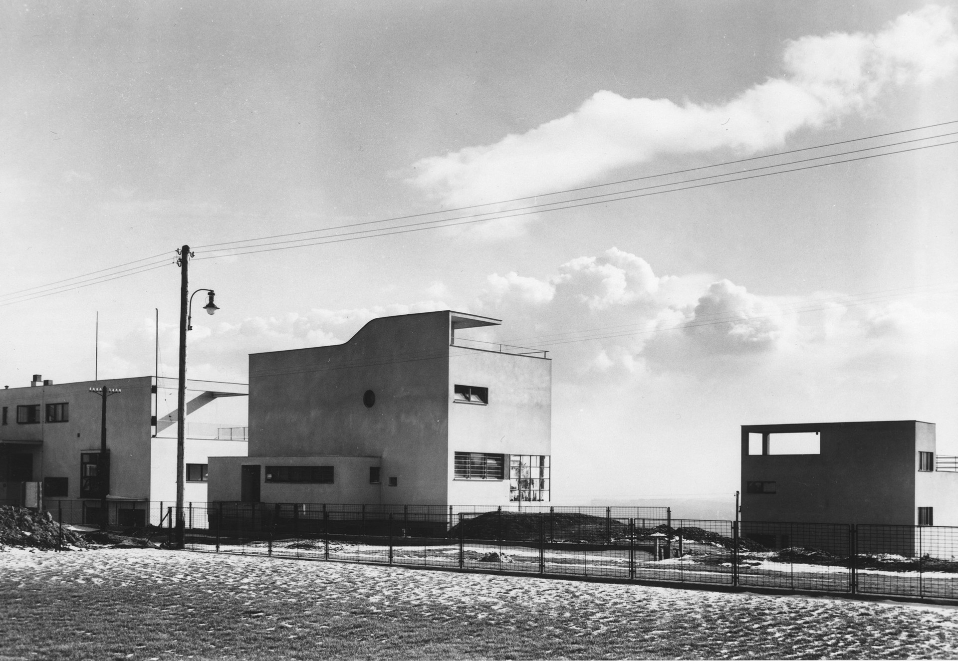 dům Čeněk (uprostřed) v kontextu okolní zástavby, 1932
