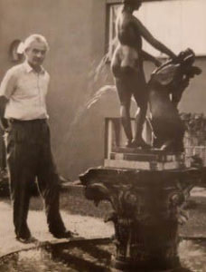 Cyril Bouda na zahradě domu na Babě, 1958